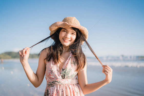 年轻女在海滩上感到快乐美丽的女快乐图片