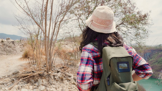 女在探险旅行中享受节假日自由的感觉女在自由时间概念下旅行和放松图片