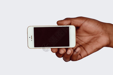 男手拿着带空白屏幕的智能手机在白色背景上隔离图片