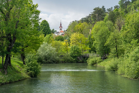 在Slovenia的PostjnkaJm公园里平静的河在Slovenia的Posjna洞穴系统附近的公园里平静和河图片