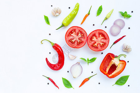 白色背景的各种新鲜蔬菜和草药食品烹饪材料健康饮食概念图片