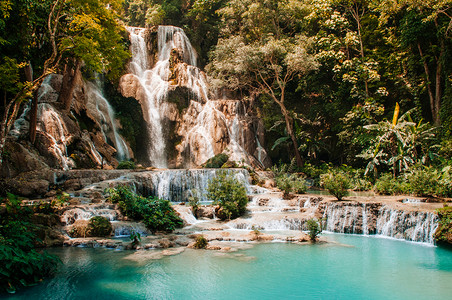 琅勃拉邦蓝绿水池广西瀑布雨林之间蓝夏季背景