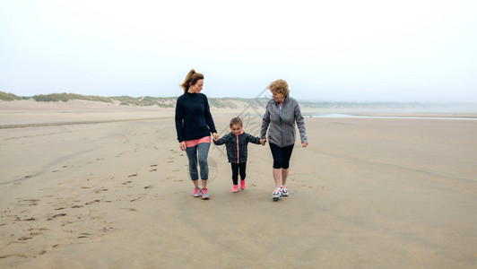 双马尾三代女秋天在海滩上行走三代女在海滩上行走背景
