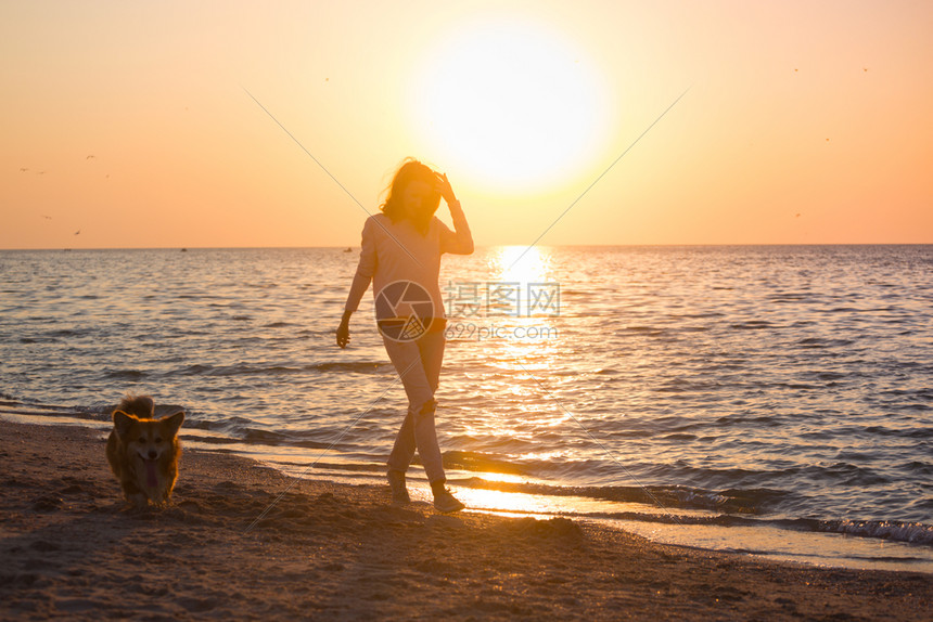 和海边的一条狗在起女孩阿佐夫海的乌拉尼群岛风景图片