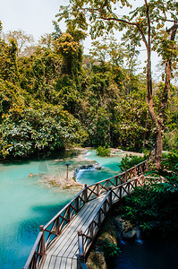 在雨林和桥之间在夏季的luangprbng和los的ungprbng蓝绿水池kwansi瀑布图片
