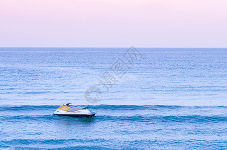 盛夏热带海景季粉色调子日落或出天空在Samui与喷气滑雪泰王国热带岛屿美丽的自然景色晚上或早晨图片