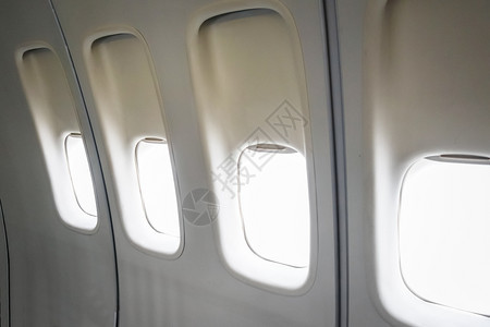 飞机机舱室内的窗户图片