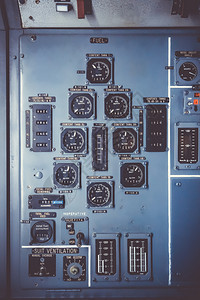 旧飞机驾驶舱内的控制面板图片
