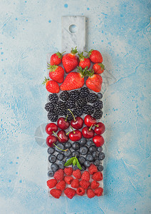 白大理石板上的新鲜有机夏季果子酱蓝厨房桌背景草莓蓝黑和樱桃图片