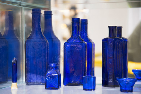 使用钴化合物氧或碳酸盐在玻璃熔融中制成的钴玻璃其器件用作蓝色玻璃中的装饰器件或白色瓷砖上方的蓝油漆图片
