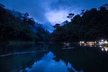 晚上在草木湖泰王国晚上在漂浮村庄牛木湖泰王国图片