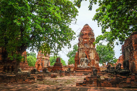 在瓦特法拉马哈那座寺庙yuthailnd瓦特马哈那的budha雕像tilnd图片