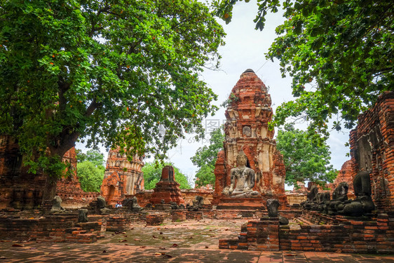 在瓦特法拉马哈那座寺庙yuthailnd瓦特马哈那的budha雕像tilnd图片