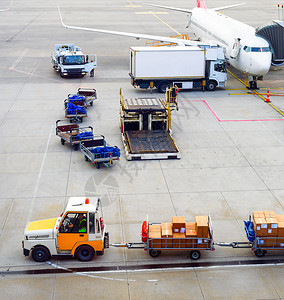 卡车运输机场跑道的行李车图片