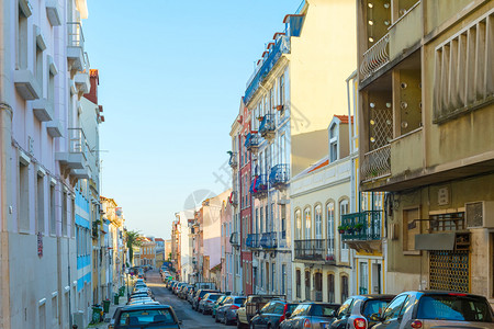 车停在Portugal的Lisbon老城街上图片