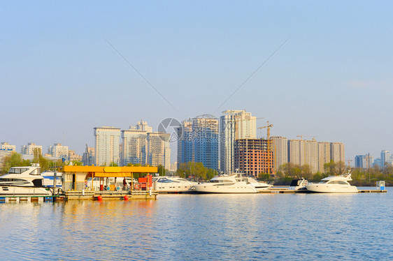 在码头的游艇上有一个加油站现代城市建筑背景kievuraine图片
