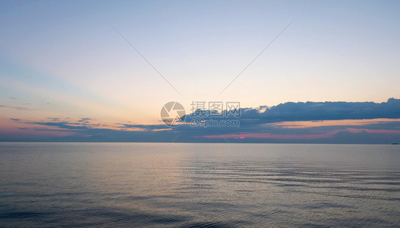 美丽的日出在海面上图片