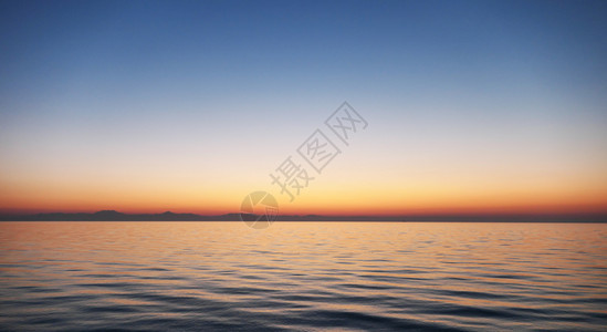 美的日出在海中清晨的景图片