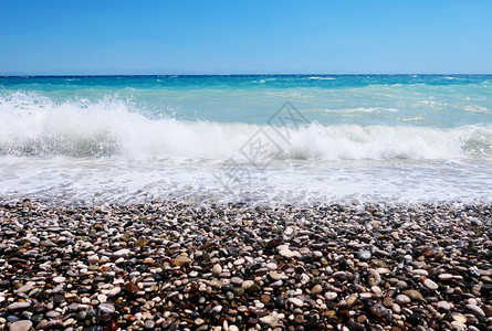 碎石海岸和浪图片