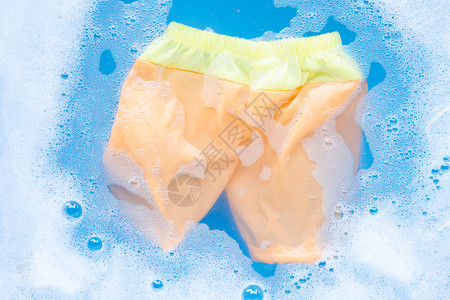 橙子短裤浸泡在洗涤剂中图片