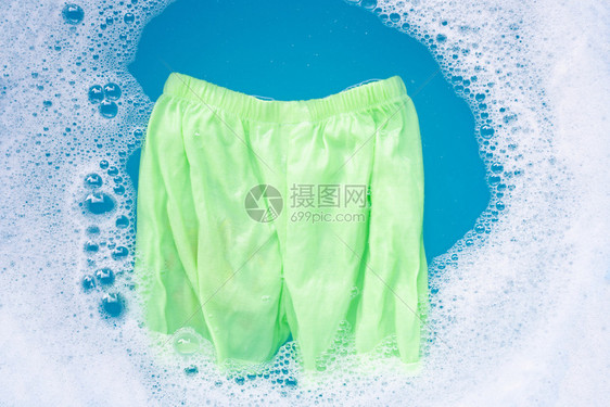 绿色短裤浸泡在洗涤剂中图片