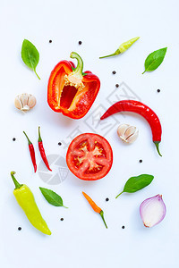 白背景的新鲜蔬菜和草药食品烹饪材料健康饮食概念图片
