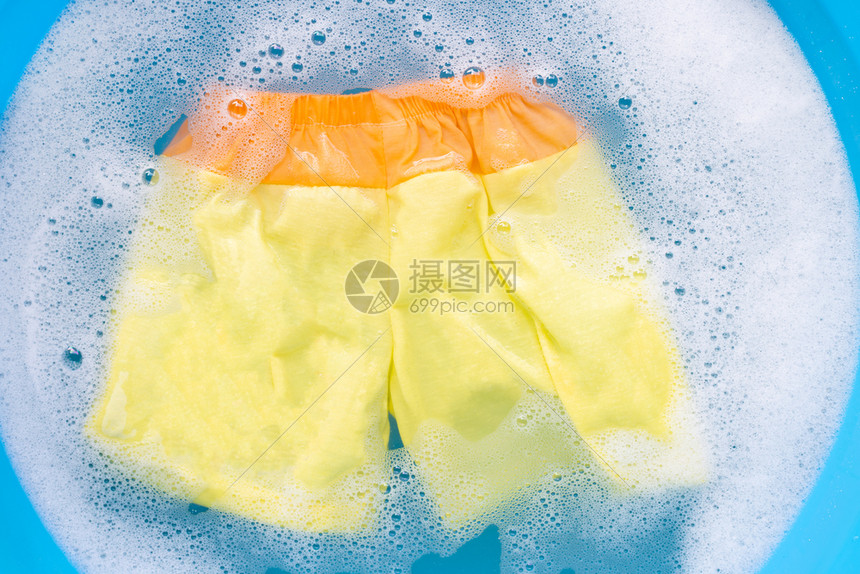 黄色短裤浸泡在婴儿洗涤剂中图片