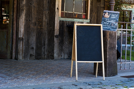 街道上空的大菜单黑板户外图片素材