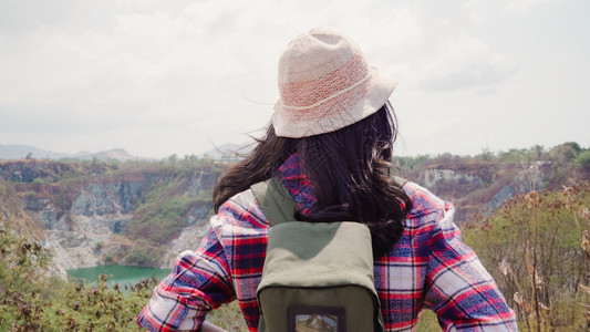 女在探险旅行中享受节假日自由的感觉女在自由时间概念下旅行和放松图片