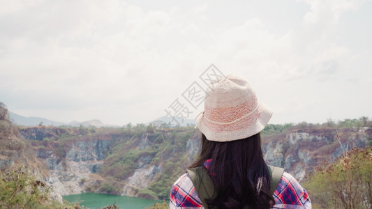 女在探险旅行中享受节假日自由的感觉女在自由时间概念下旅行和放松图片