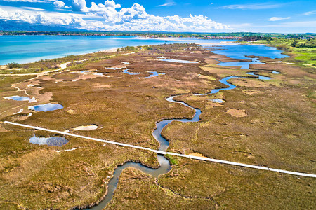 海沼泽和浅沙滩由宁空中观视croati地区clmti地区图片