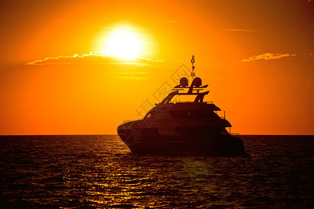 开阔海面的游艇金色夕阳风景扎达尔马提亚croati图片