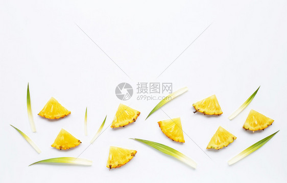 白色背景上的新鲜菠萝切片图片