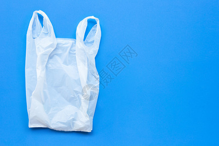 蓝色背景的白塑料袋复制空间背景图片