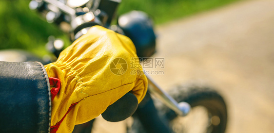 单脚车rquo手与套抓住摩托车的把手栏单脚车rquo手与套抓住把栏图片