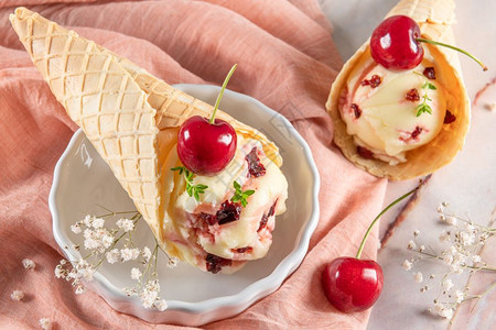 大理石表面的冰淇淋和樱桃水果图片