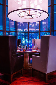 现代豪华设计架椅和酒店餐厅的美食桌现代家具配有盛大的垫子灯餐桌夜光蓝色马根塔调图片