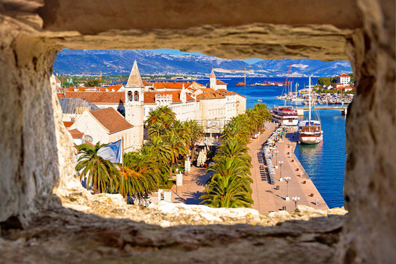 通过Croati的dlmti地区世界遗产石窗的全景Trogi镇海滨和地标图片