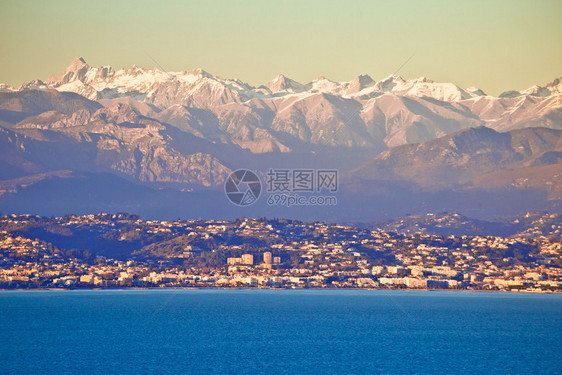 从法国南郎角的顶抗贝中观测到法国阿尔卑斯山雪峰图片