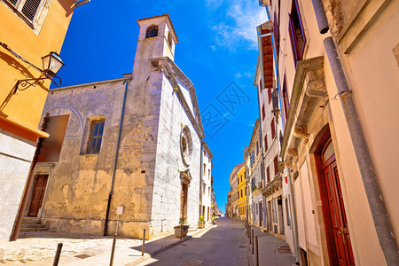 在伏丹Vodnja的Vodja克罗提亚州的Istria镇地中海石街和教堂图片