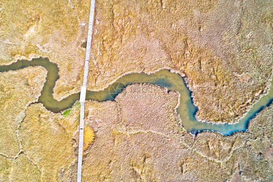 海沼泽和木头板路的宁边空中观察croati地区图片