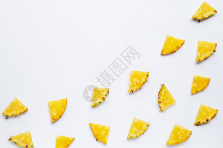 夏季水果白背景上的切片菠萝复制空间图片