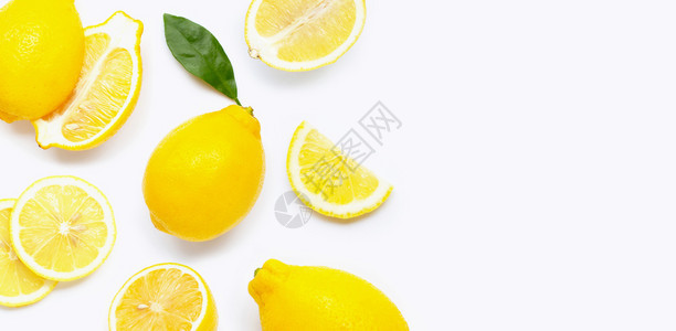 新鲜柠檬切片在白色背景上隔离图片
