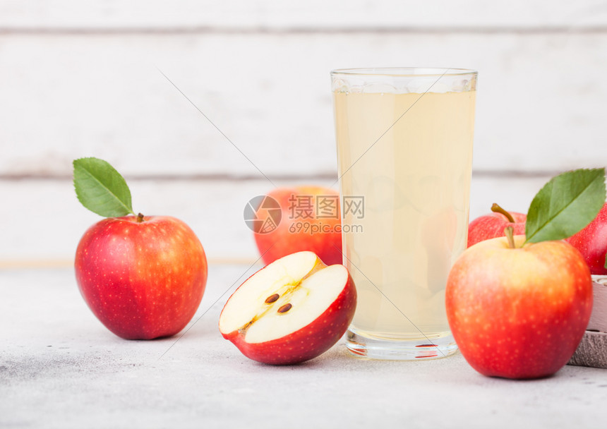 玻璃新鲜有机苹果汁用木制背景盒装的breun粉红女士苹果文本空间图片