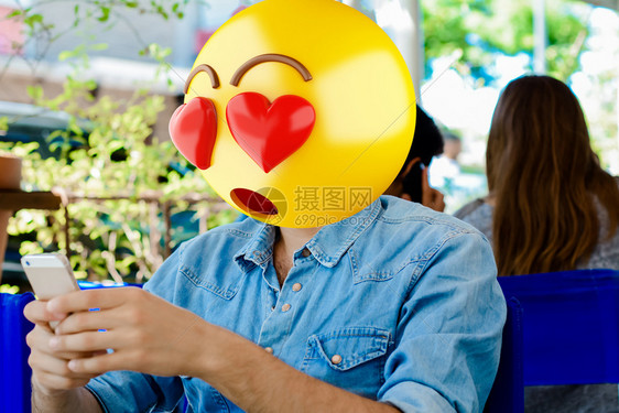 使用智能手机的emoji头人图片