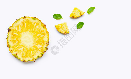 白背景的菠萝切片和薄荷叶复制空格图片