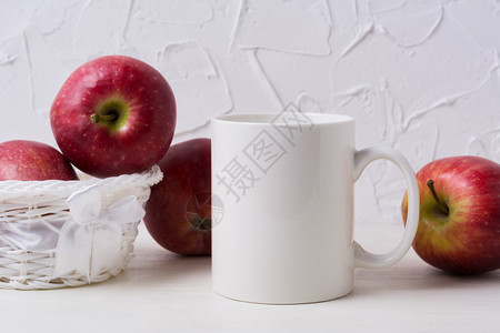 白咖啡杯色鸡尾酒篮里装有红苹果的白色杯子空用来促销设计图片