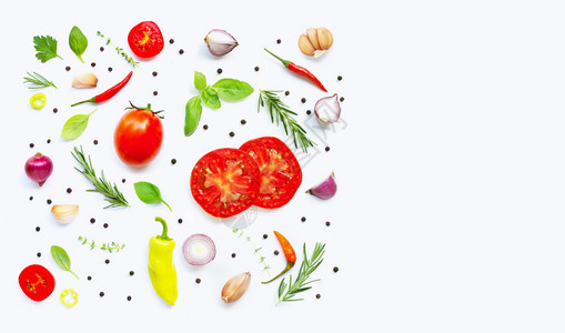 白色背景上各种新鲜蔬菜和草药健康饮食概念复制空间图片