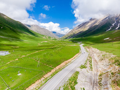 环绕着高山的格罗吉亚军事公路美丽的地理风景caus图片