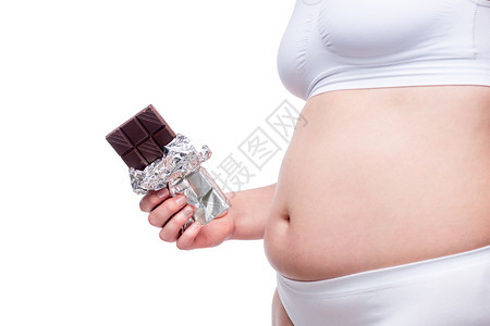 穿着内裤和巧克力的雌脂肪腹部与巧克力隔绝在白色背景上图片